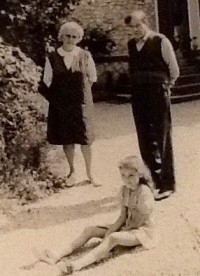 Ci-dessus, Marie-louise et René